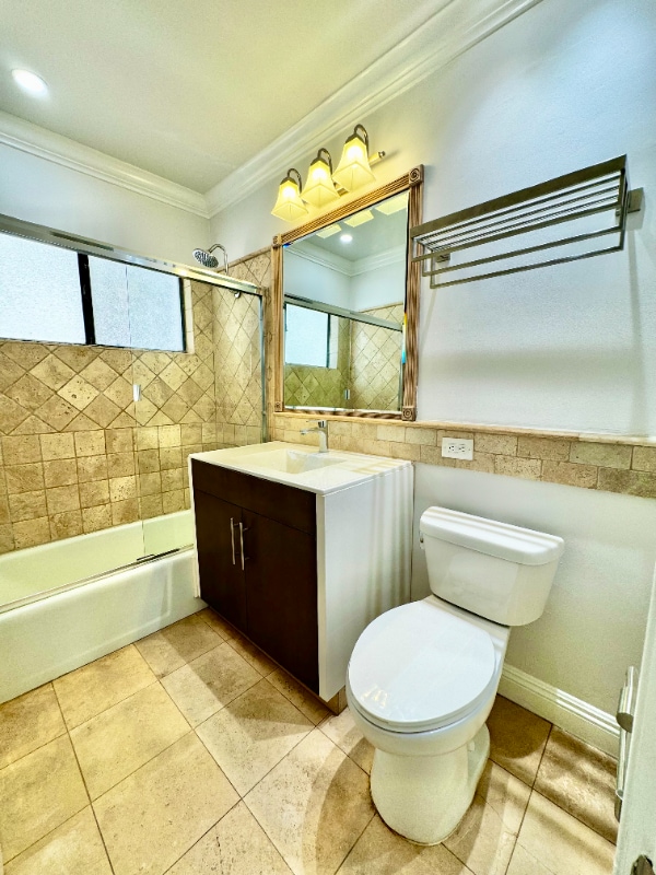 Photo - 1506 S Barrington Ave Apartment Unit 204
