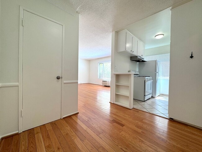 Building Photo - 1020 N Edinburgh Ave Unit 05