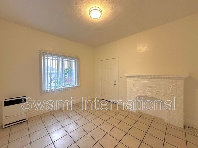 Photo - 932 W 62nd St