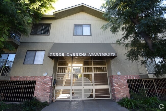 Building Photo - 15128-44 Burbank Boulevard Unit 44-114 Rental