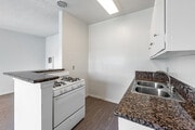 1BR, 1BA - 595SF - Kitchen - Woodruff Village