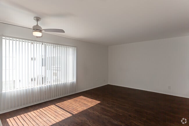 0BR,1BA 600SF Living Room - Studio City Hills