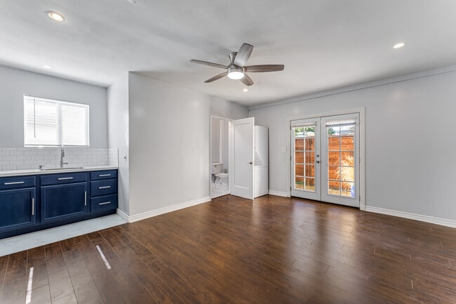 Inside view to front door - 1344 N Lincoln St