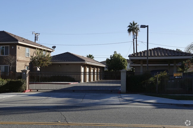 Driveway/ Building - Baywood Villas Apartments