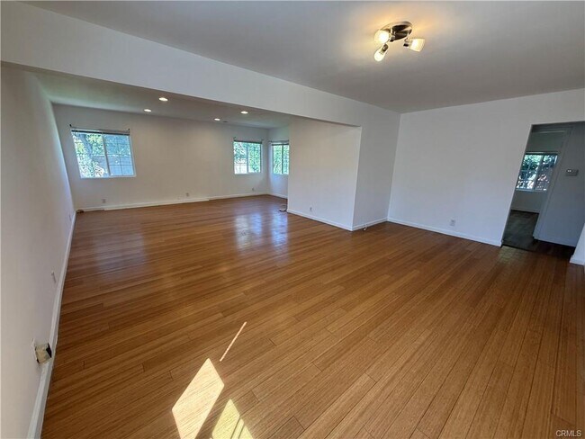 Photo - 19148 Saticoy St