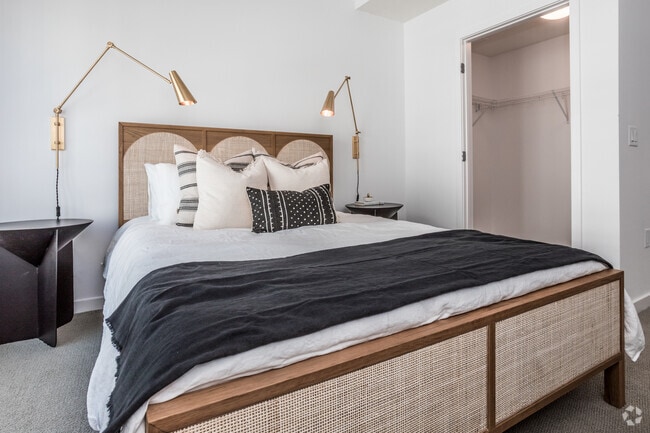 2BR, 2BA - 1070 SF - Be DTLA