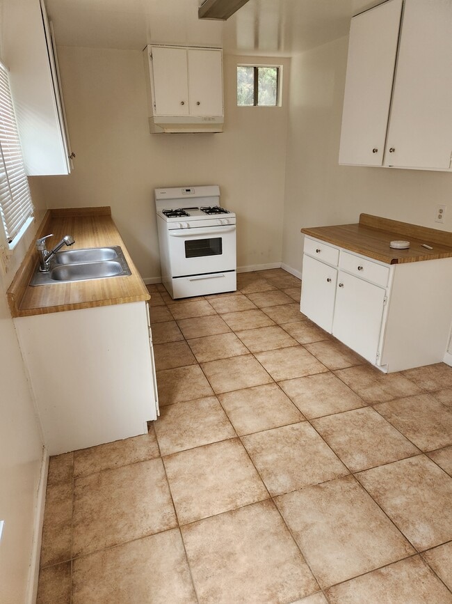 Kitchen - 14460 Dickens St Apartments Unit Max
