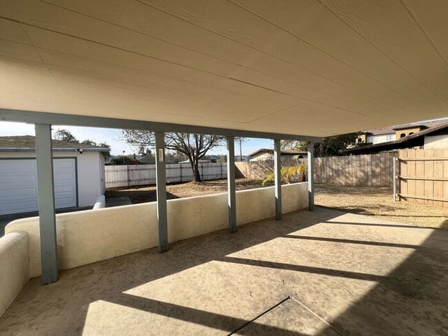 Photo - 4 Bedroom Home 2 Car Garage with Fenced Yard and Extra Parking