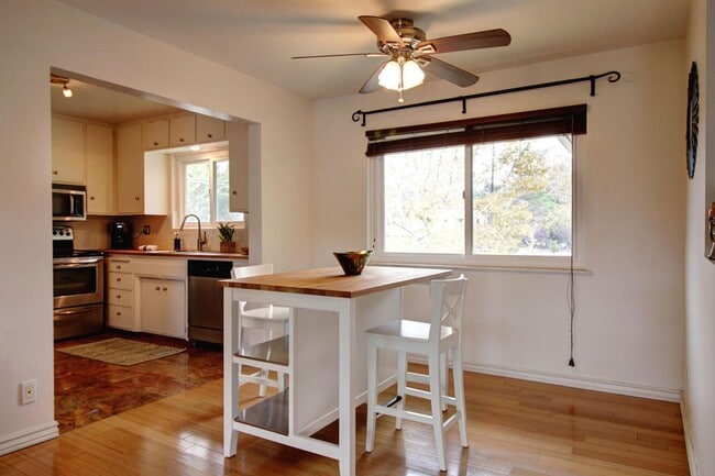 Photo - 2 Bed / 2 Bath Condo Uptown Santa Barbara - Hardwood floors + Private laundry!