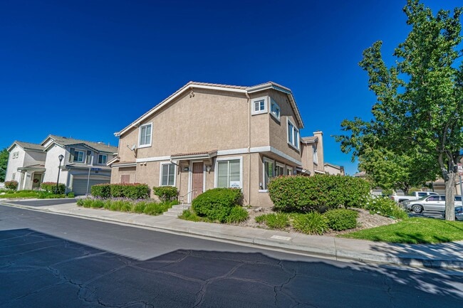 Building Photo - 4 Bedroom Oaklane Townhome in Santa Clarita!