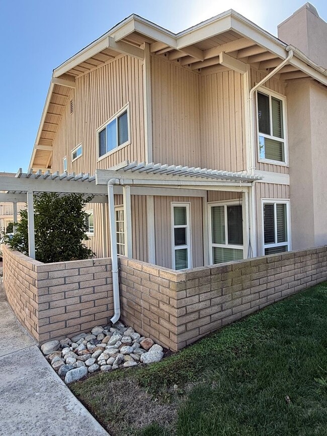 Building Photo - Highly Desirable 3 bed 2 1/2 bath condo in...