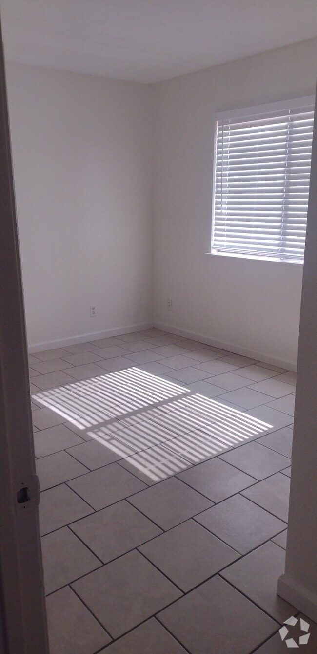 Building Photo - 1022 E Avenue Q3 Unit A Rental