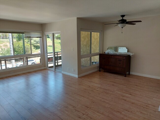 Living room, balcony - 5600 Kensington Way Unit 102
