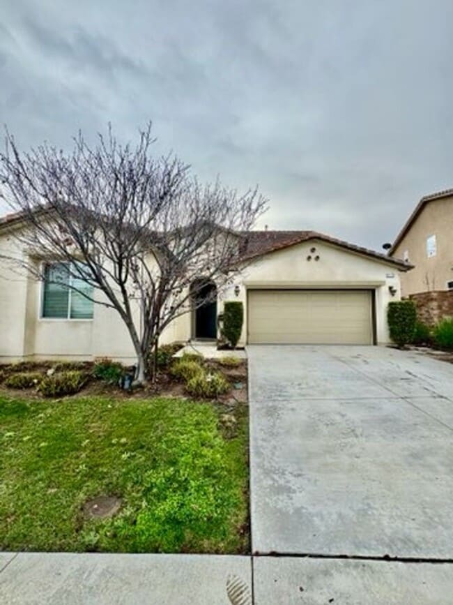 Building Photo - Gorgeous Mediterranean Home