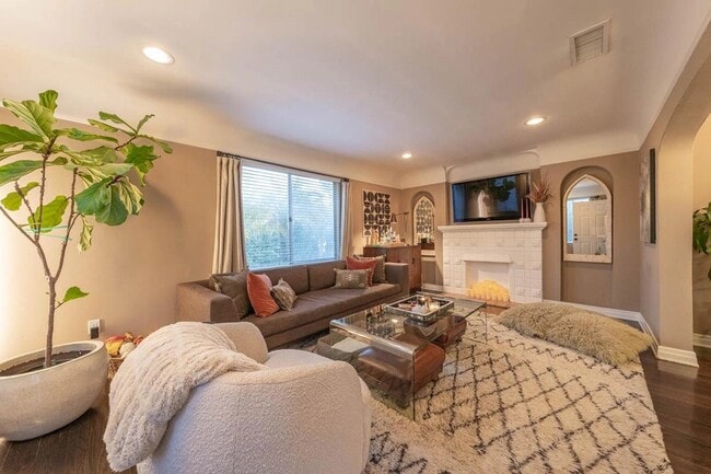 Photo - 1298 Cloverdale Ave Unit 1298