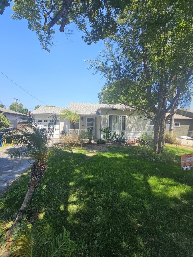 Photo - 1418 N Maple St House