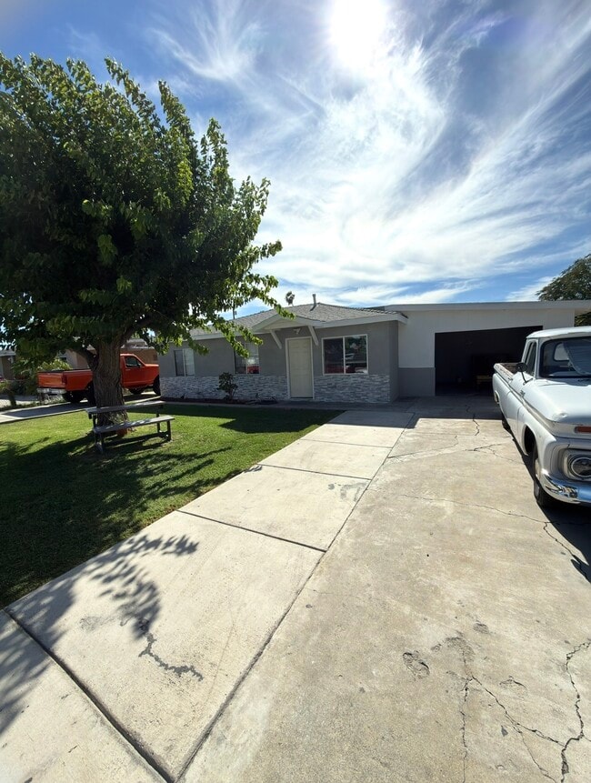 Photo - 5890 Noble St