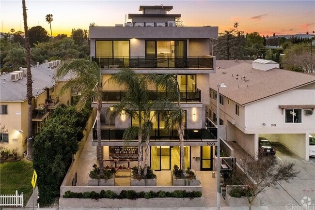 Building Photo - 5923 Laurel Canyon Blvd Rental