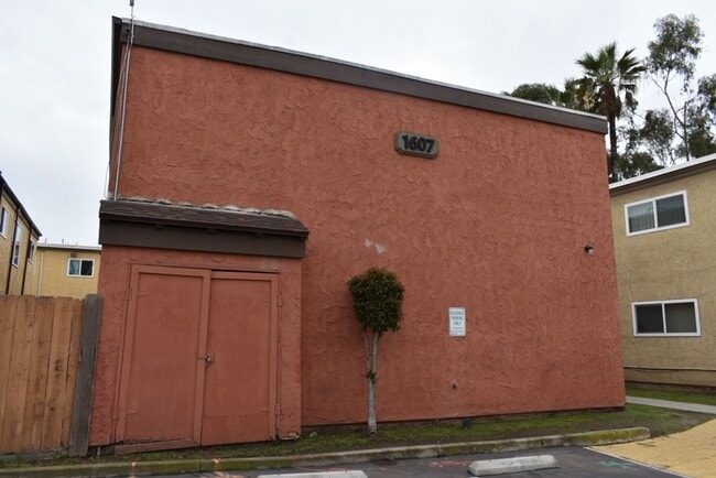 Building Photo - 2 Bedroom Unit 1