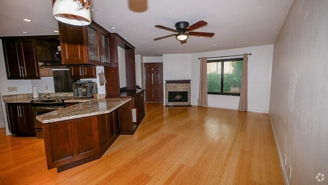Building Photo - Stylish Sea Colony 3-Level Townhome!