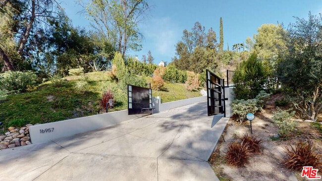 Photo - 16957 Mooncrest Dr