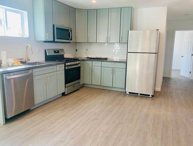 Building Photo - 910 S Maple St