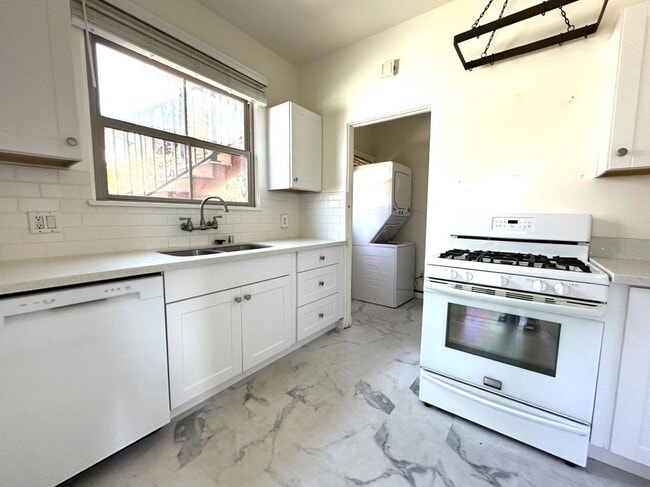 Building Photo - 1330-1334 Sassafras St Unit 1334