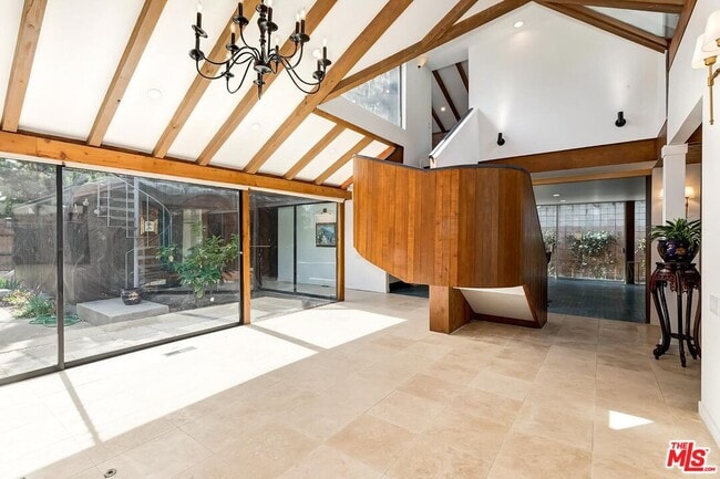 Photo - 515 N Roxbury Dr