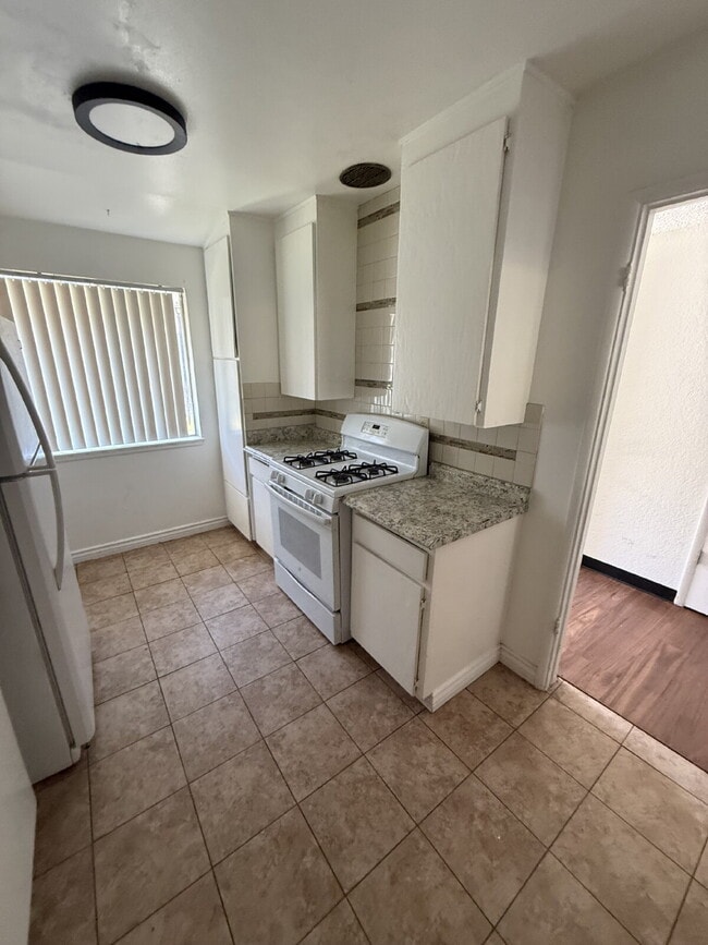 Building Photo - 4607 Plaza Ln Unit D