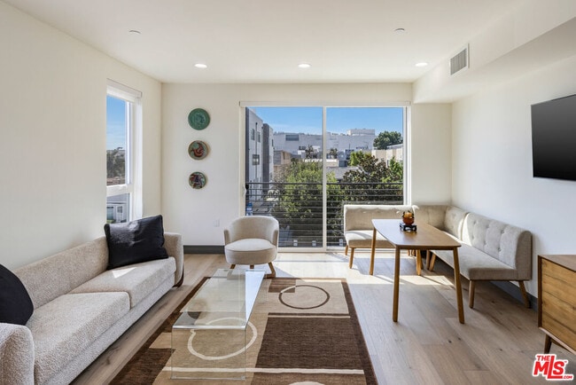 Building Photo - 118 Orlando Ave Unit 301