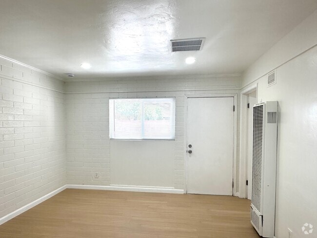 Building Photo - 854 W Milling St Rental
