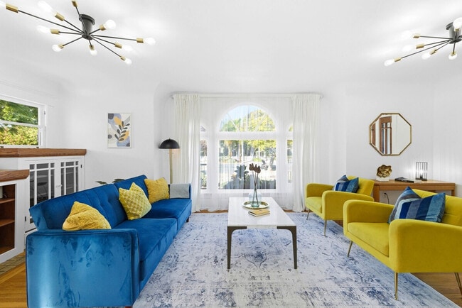 Building Photo - 3407 N Mountain View Dr Unit ID1382146P