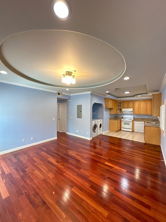 Building Photo - 120 De Anza St Unit 202