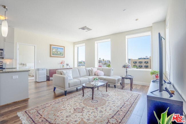 Building Photo - 3810 Wilshire Blvd Unit 712