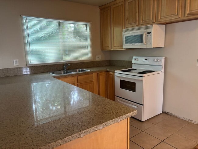 Building Photo - 6930 Fulton Ave Unit 6930 #17