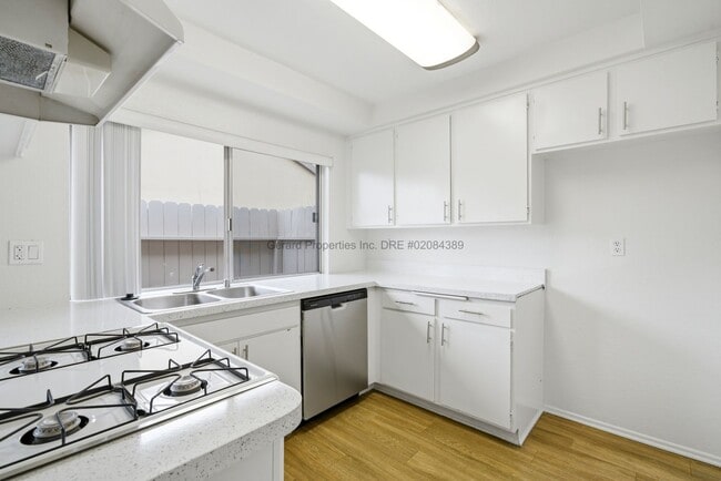 Photo - SPACIOUS, GREAT LOCATION, BALCONY, PRIVATE GARAGE Unit #C