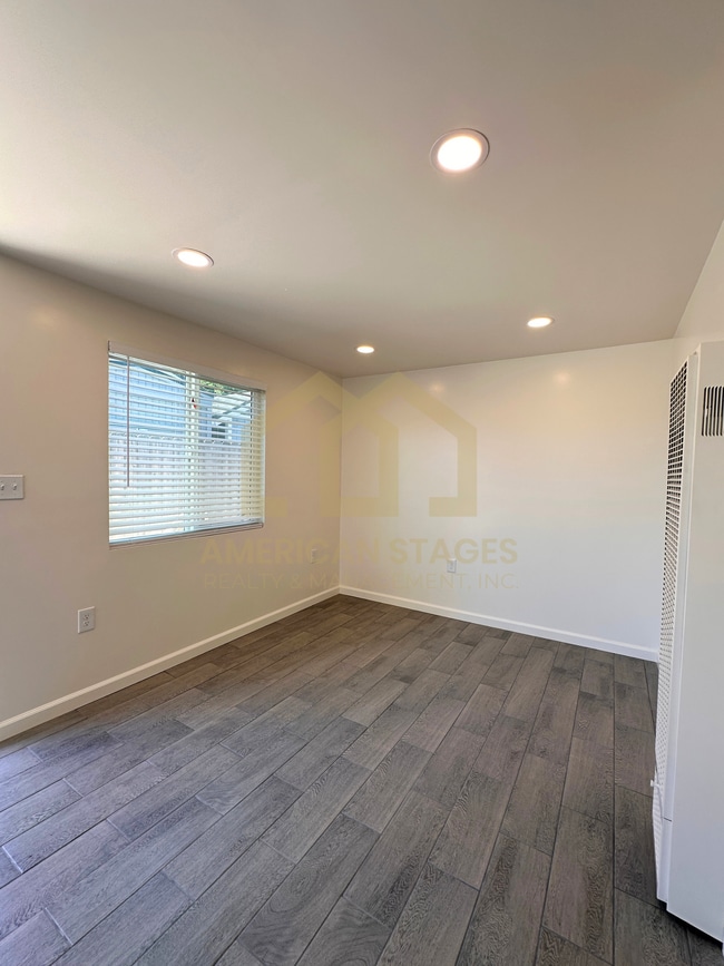 Photo - 1101 W Oak Ave