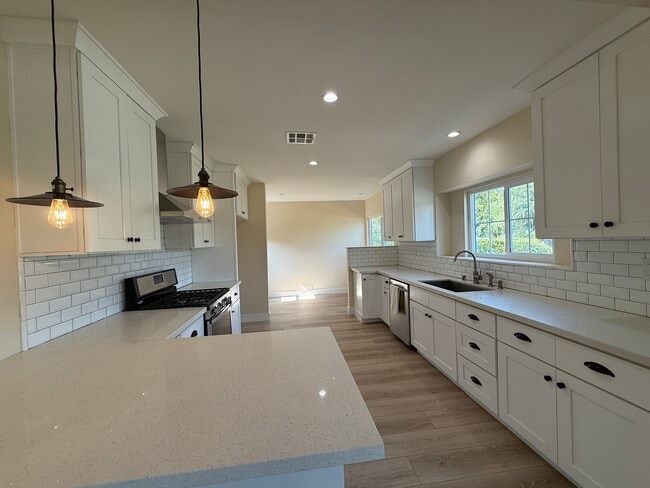 Photo - 1633 Kwis Ave