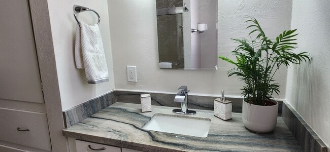 Photo - Kensington: Renovated Spacious Residence: Cook's kitchen, Includes parking Unit 4150 Monroe- 4148-1/2