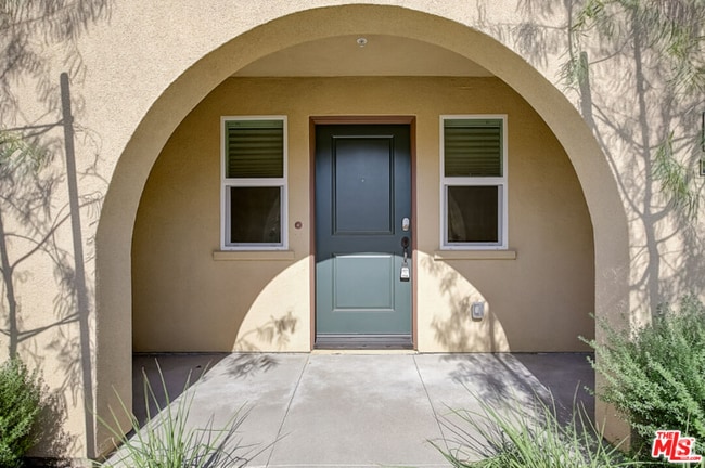 Building Photo - 681 S District Way Rental