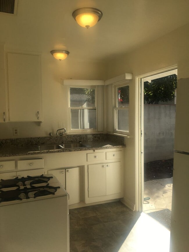 Building Photo - 605 1/2-742-742 Virginia St Unit 742 1/2