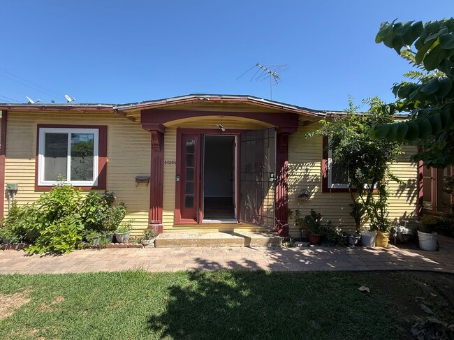 Building Photo - 4426 1/2 Lockwood Avenue