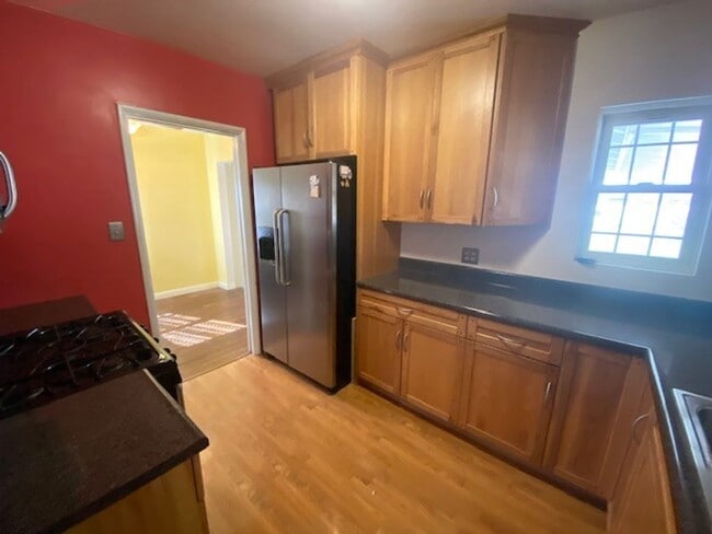Building Photo - 3 bedroom, 1 bath Norwalk Home