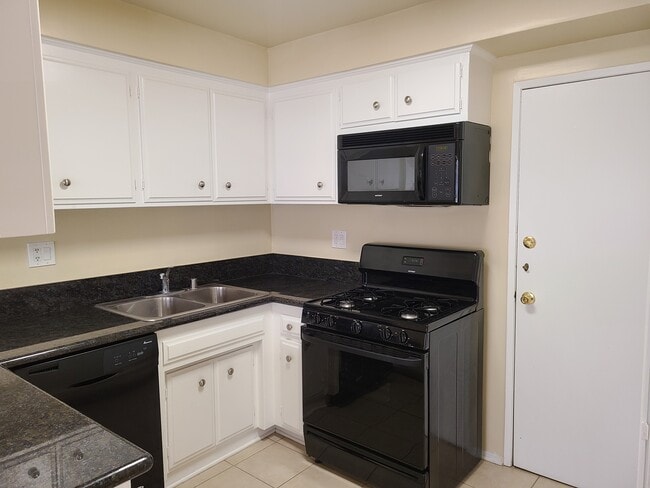 Photo - 1210 N Flores St
