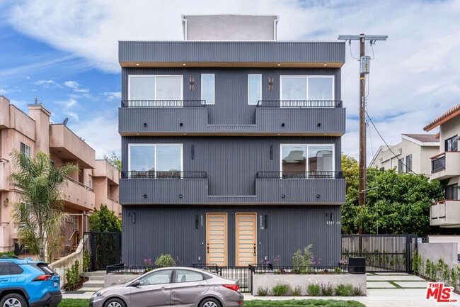 Building Photo - 4337 Dixie Canyon Ave Unit 1