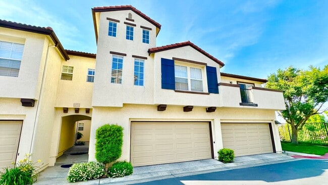 Building Photo - Bright & Lovely Two Story Townhome in the VistaMonte at San Luis Rey HOA Community of Oceanside!