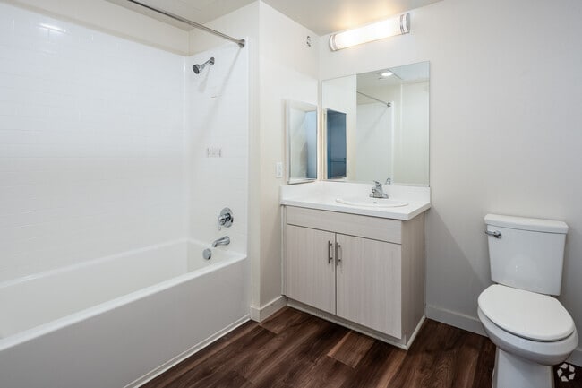 3BR, 2BA - 905SF - Bathroom - Archways Santa Ana