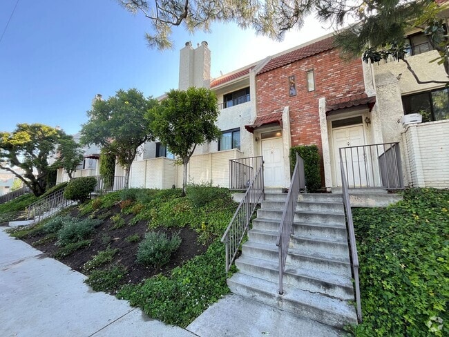 Building Photo - MOVE-IN READY, upgraded 3+3 w/bonus room! Rental
