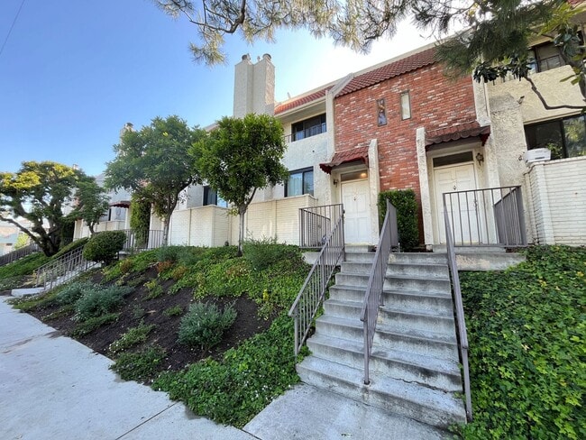 MOVE-IN READY, upgraded 3+3 w/bonus room! - MOVE-IN READY, upgraded 3+3 w/bonus room! House
