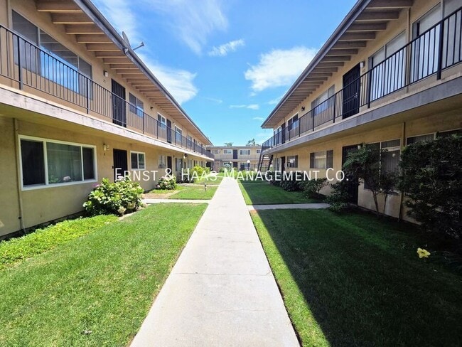 Building Photo - 5535 Ackerfield Ave Unit #36